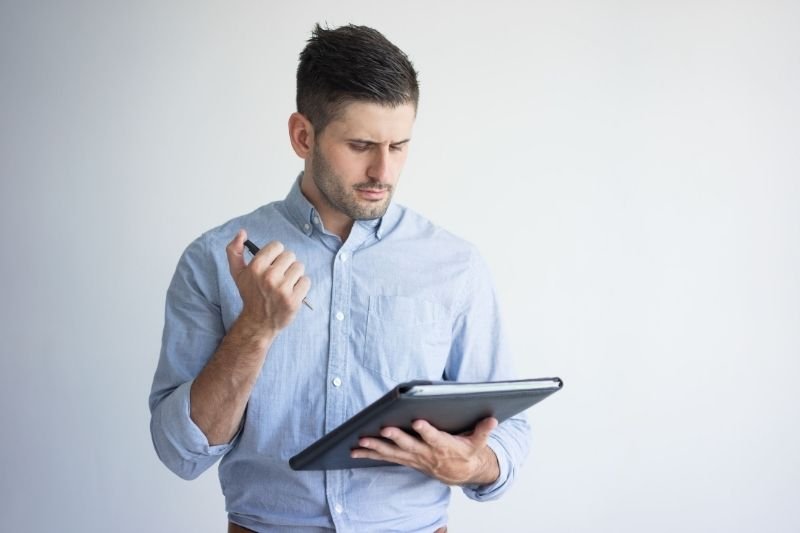 Cowok serius dengan folder dan pena