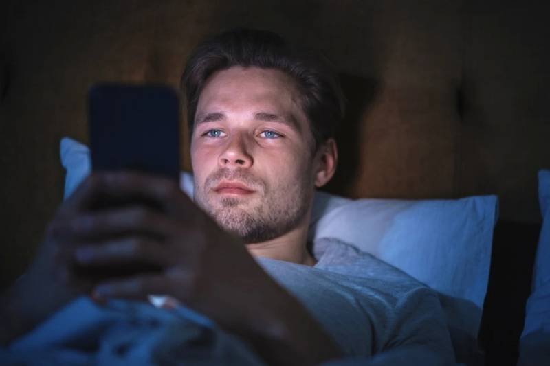 Cowok susah tidur memikirkan hubungan